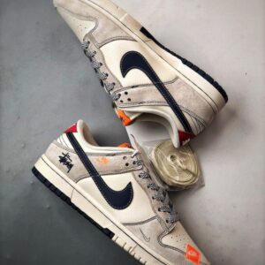 【AT3326】NIKE x STUSSY Dunk コラボレーションスニーカー。クラシックなデザインのトレンドシューズ、Nike Dunk Low Retroがステューシーのシグネチャーカラー、ミストブルーとオレンジで登場。低カットでカジュアルなスポーツシューズ。