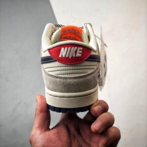 【AT3326】NIKE x STUSSY Dunk コラボレーションスニーカー。クラシックなデザインのトレンドシューズ、Nike Dunk Low Retroがステューシーのシグネチャーカラー、ミストブルーとオレンジで登場。低カットでカジュアルなスポーツシューズ。