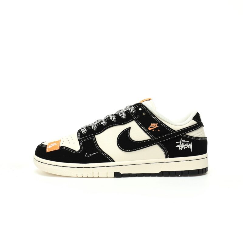 【AT3327】Nike x Stussyコラボレーションのブラック＆ホワイトのトレンドスポーツシューズ、Nike Dunk Low Retro。ステューシーのブラックオレンジカラーが特徴のローカットカジュアルスポーツスニーカー。