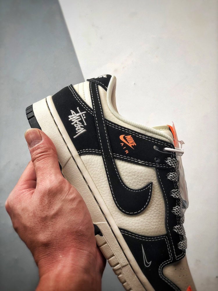 【AT3327】Nike x Stussyコラボレーションのブラック＆ホワイトのトレンドスポーツシューズ、Nike Dunk Low Retro。ステューシーのブラックオレンジカラーが特徴のローカットカジュアルスポーツスニーカー。