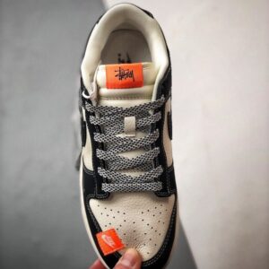【AT3327】Nike x Stussyコラボレーションのブラック＆ホワイトのトレンドスポーツシューズ、Nike Dunk Low Retro。ステューシーのブラックオレンジカラーが特徴のローカットカジュアルスポーツスニーカー。