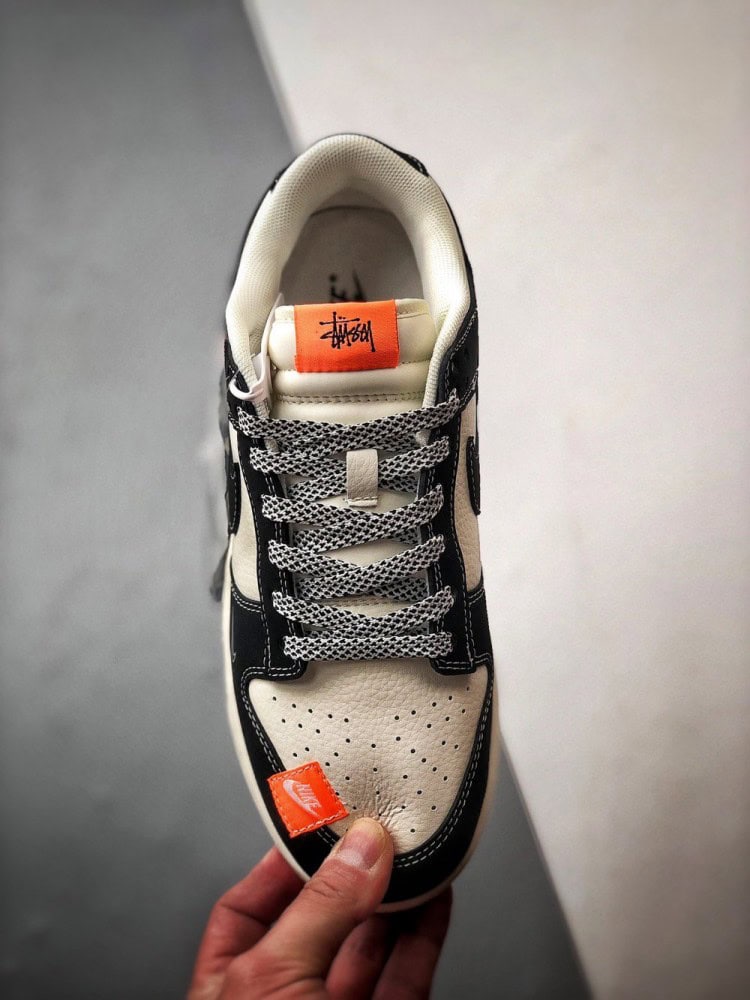 【AT3327】Nike x Stussyコラボレーションのブラック＆ホワイトのトレンドスポーツシューズ、Nike Dunk Low Retro。ステューシーのブラックオレンジカラーが特徴のローカットカジュアルスポーツスニーカー。