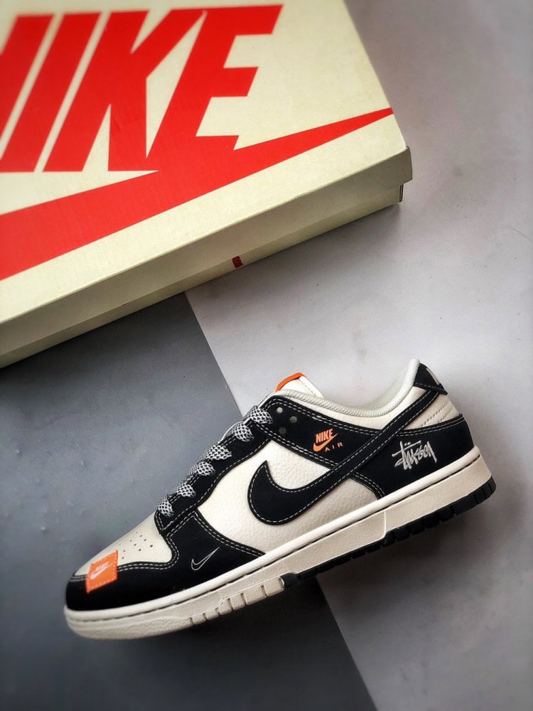 【AT3327】Nike x Stussyコラボレーションのブラック＆ホワイトのトレンドスポーツシューズ、Nike Dunk Low Retro。ステューシーのブラックオレンジカラーが特徴のローカットカジュアルスポーツスニーカー。
