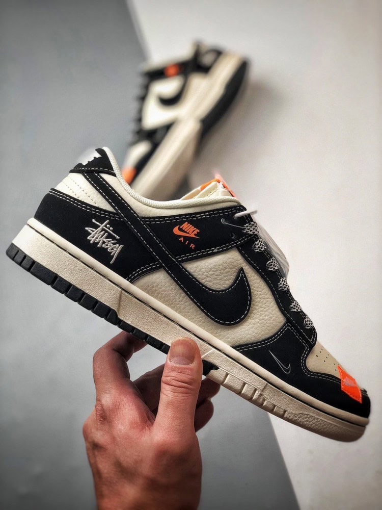 【AT3327】Nike x Stussyコラボレーションのブラック＆ホワイトのトレンドスポーツシューズ、Nike Dunk Low Retro。ステューシーのブラックオレンジカラーが特徴のローカットカジュアルスポーツスニーカー。