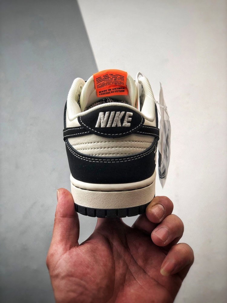 【AT3327】Nike x Stussyコラボレーションのブラック＆ホワイトのトレンドスポーツシューズ、Nike Dunk Low Retro。ステューシーのブラックオレンジカラーが特徴のローカットカジュアルスポーツスニーカー。