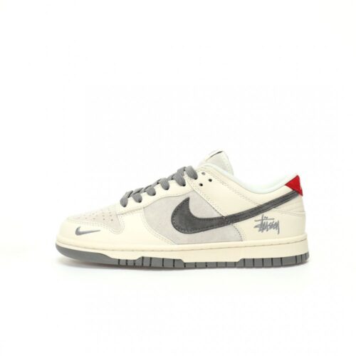 【AT3330】Nike x Stussy Dunk コラボレーションモデル、Nike Dunk Low Retro。ステューシーのグレーと赤いテールが印象的なローカットスポーツシューズ。