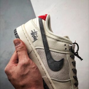 【AT3330】Nike x Stussy Dunk コラボレーションモデル、Nike Dunk Low Retro。ステューシーのグレーと赤いテールが印象的なローカットスポーツシューズ。