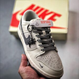 【AT3330】Nike x Stussy Dunk コラボレーションモデル、Nike Dunk Low Retro。ステューシーのグレーと赤いテールが印象的なローカットスポーツシューズ。