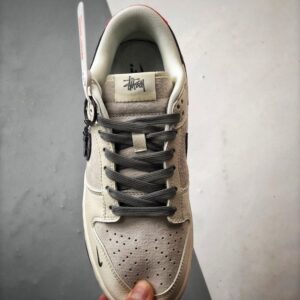 【AT3330】Nike x Stussy Dunk コラボレーションモデル、Nike Dunk Low Retro。ステューシーのグレーと赤いテールが印象的なローカットスポーツシューズ。