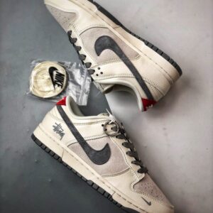 【AT3330】Nike x Stussy Dunk コラボレーションモデル、Nike Dunk Low Retro。ステューシーのグレーと赤いテールが印象的なローカットスポーツシューズ。