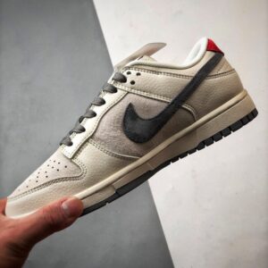 【AT3330】Nike x Stussy Dunk コラボレーションモデル、Nike Dunk Low Retro。ステューシーのグレーと赤いテールが印象的なローカットスポーツシューズ。