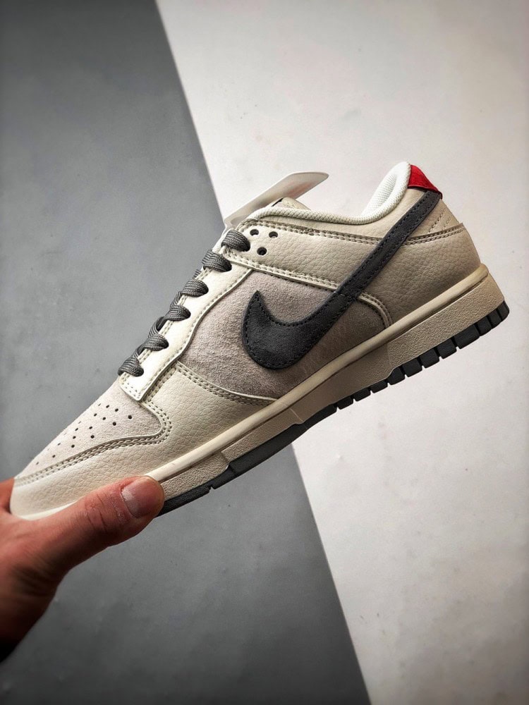 【AT3330】Nike x Stussy Dunk コラボレーションモデル、Nike Dunk Low Retro。ステューシーのグレーと赤いテールが印象的なローカットスポーツシューズ。
