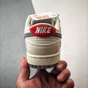 【AT3330】Nike x Stussy Dunk コラボレーションモデル、Nike Dunk Low Retro。ステューシーのグレーと赤いテールが印象的なローカットスポーツシューズ。