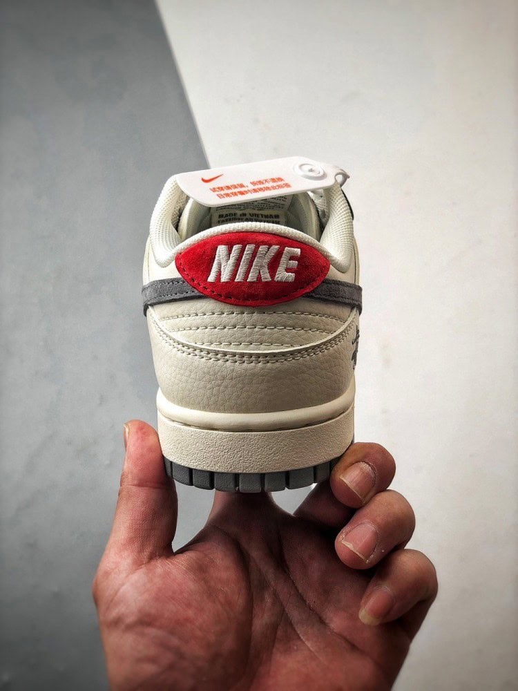 【AT3330】Nike x Stussy Dunk コラボレーションモデル、Nike Dunk Low Retro。ステューシーのグレーと赤いテールが印象的なローカットスポーツシューズ。