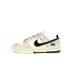 【AT3331】Nike x Stussy Dunk のクラシックなファッションコラボシューズ、Stussyデザインのトレンドスポーツシューズ、Nike Dunk Low Retro、Stussyグレー、ブラック、オレンジのローカットカジュアルスポーツシューズ
