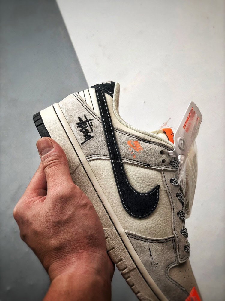 【AT3331】Nike x Stussy Dunk のクラシックなファッションコラボシューズ、Stussyデザインのトレンドスポーツシューズ、Nike Dunk Low Retro、Stussyグレー、ブラック、オレンジのローカットカジュアルスポーツシューズ