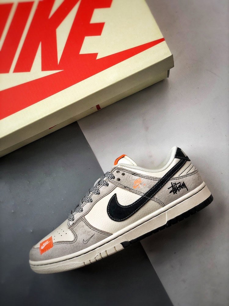 【AT3331】Nike x Stussy Dunk のクラシックなファッションコラボシューズ、Stussyデザインのトレンドスポーツシューズ、Nike Dunk Low Retro、Stussyグレー、ブラック、オレンジのローカットカジュアルスポーツシューズ