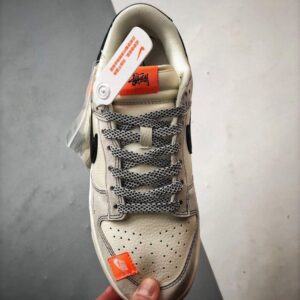 【AT3331】Nike x Stussy Dunk のクラシックなファッションコラボシューズ、Stussyデザインのトレンドスポーツシューズ、Nike Dunk Low Retro、Stussyグレー、ブラック、オレンジのローカットカジュアルスポーツシューズ