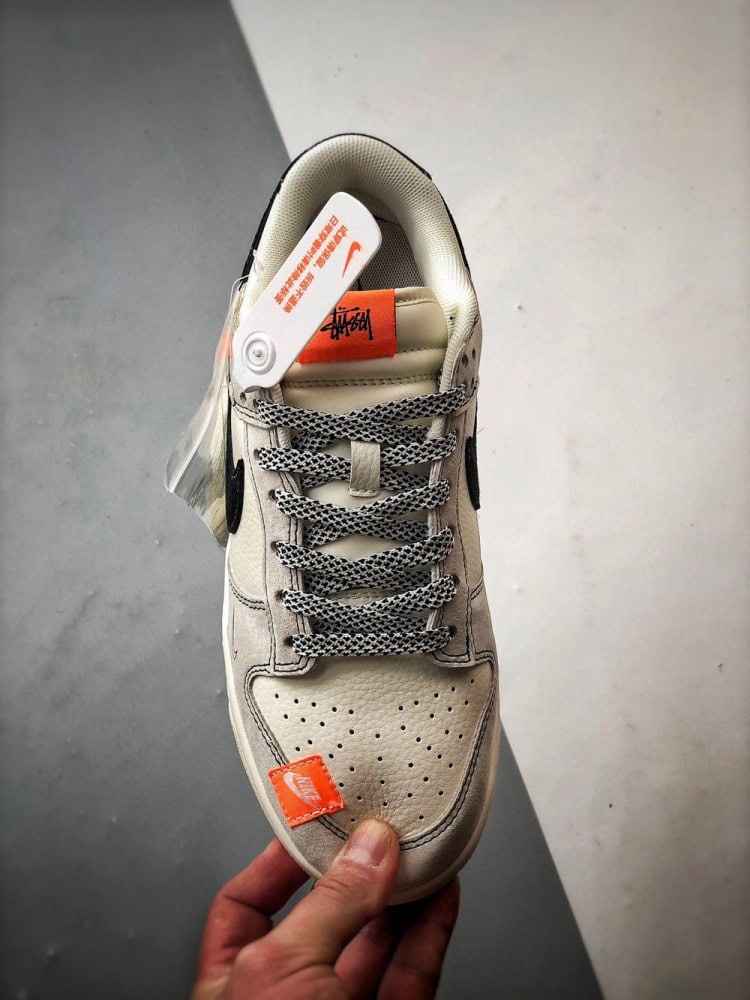 【AT3331】Nike x Stussy Dunk のクラシックなファッションコラボシューズ、Stussyデザインのトレンドスポーツシューズ、Nike Dunk Low Retro、Stussyグレー、ブラック、オレンジのローカットカジュアルスポーツシューズ