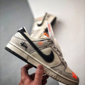 【AT3331】Nike x Stussy Dunk のクラシックなファッションコラボシューズ、Stussyデザインのトレンドスポーツシューズ、Nike Dunk Low Retro、Stussyグレー、ブラック、オレンジのローカットカジュアルスポーツシューズ