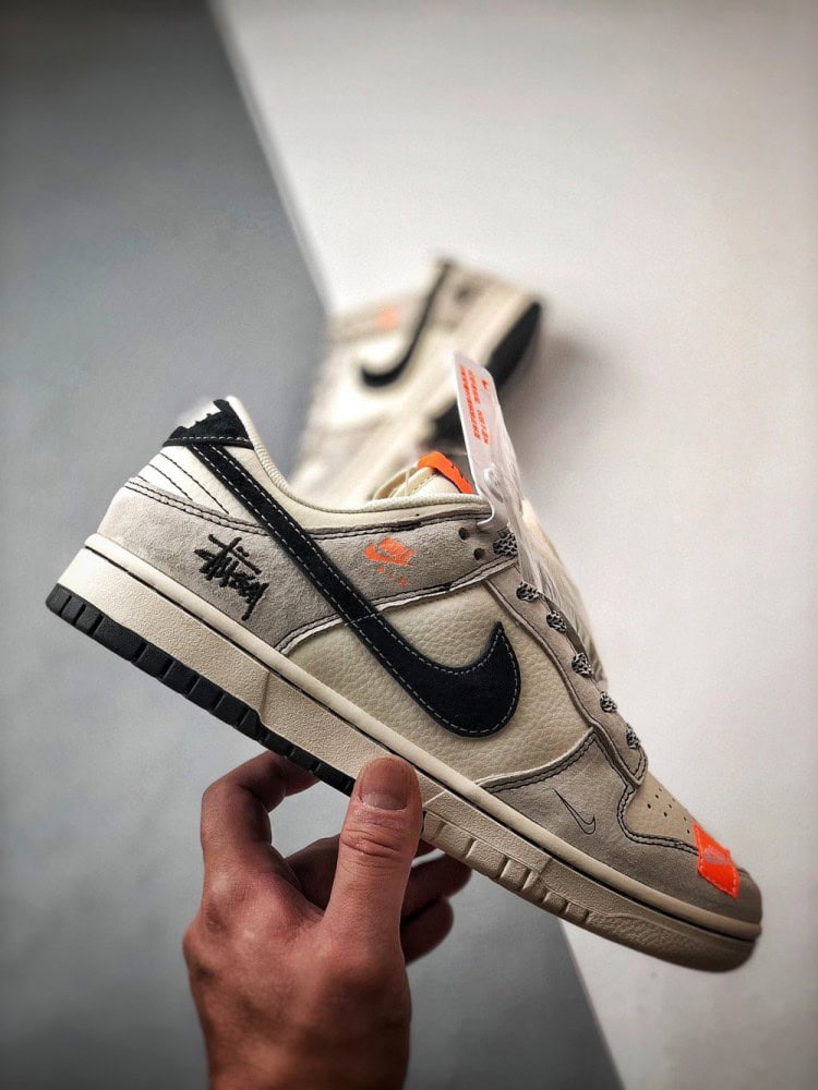 【AT3331】Nike x Stussy Dunk のクラシックなファッションコラボシューズ、Stussyデザインのトレンドスポーツシューズ、Nike Dunk Low Retro、Stussyグレー、ブラック、オレンジのローカットカジュアルスポーツシューズ