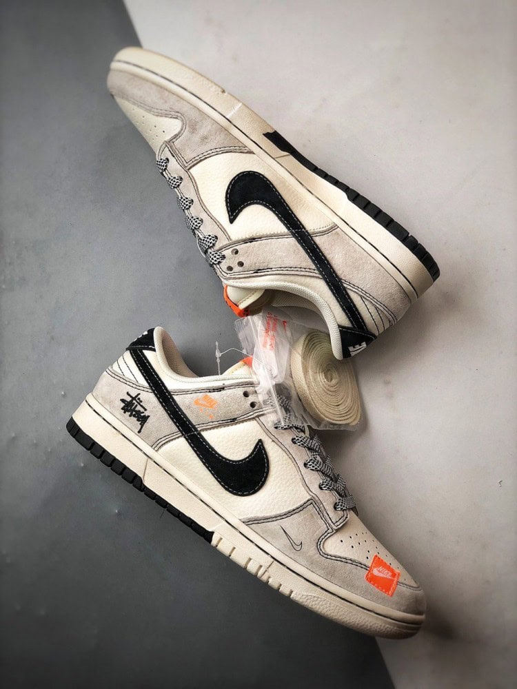 【AT3331】Nike x Stussy Dunk のクラシックなファッションコラボシューズ、Stussyデザインのトレンドスポーツシューズ、Nike Dunk Low Retro、Stussyグレー、ブラック、オレンジのローカットカジュアルスポーツシューズ
