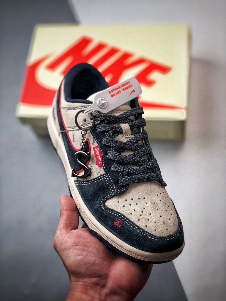 【AT3332】Stussy x Supreme x Nike のコラボスニーカー、クラシックなストリートスタイルNike Dunk Low Retro ステューシーの深紅色と青色の低カットカジュアルスポーツシューズ