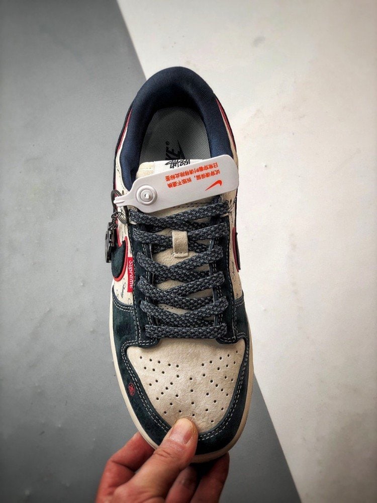 【AT3332】Stussy x Supreme x Nike のコラボスニーカー、クラシックなストリートスタイルNike Dunk Low Retro ステューシーの深紅色と青色の低カットカジュアルスポーツシューズ