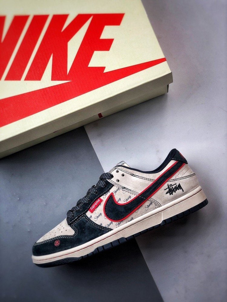 【AT3332】Stussy x Supreme x Nike のコラボスニーカー、クラシックなストリートスタイルNike Dunk Low Retro ステューシーの深紅色と青色の低カットカジュアルスポーツシューズ