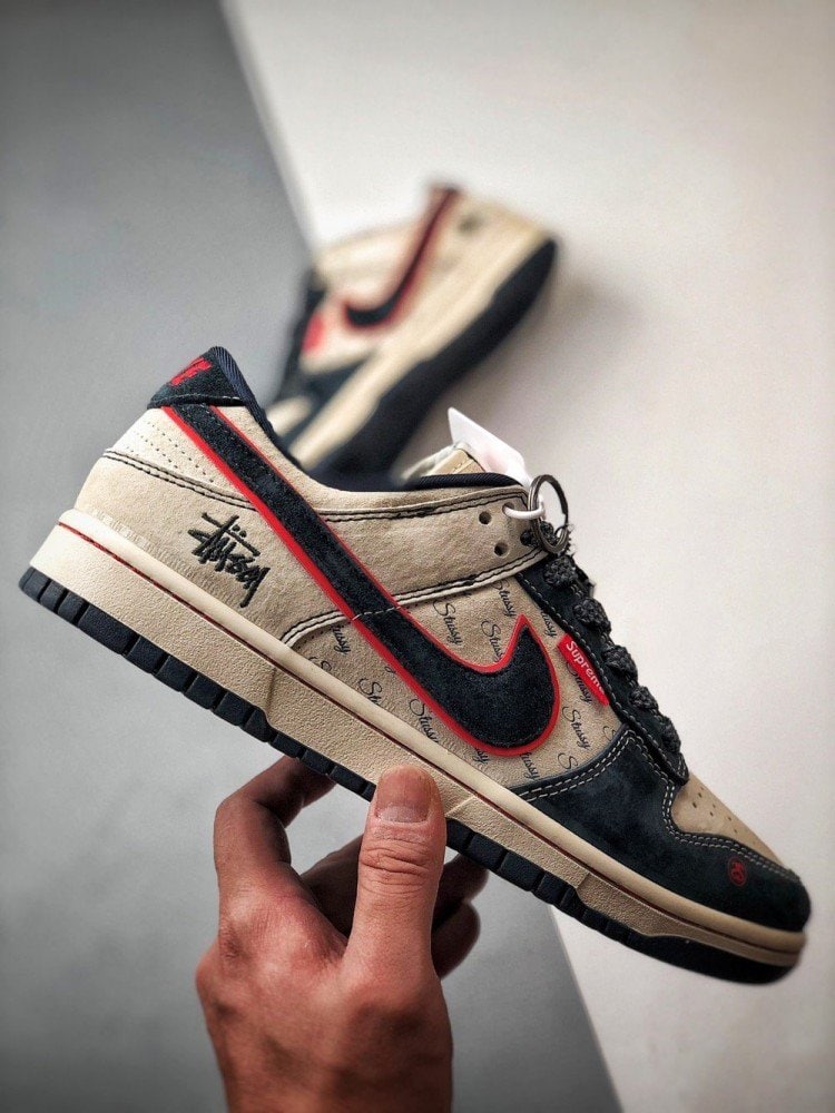 【AT3332】Stussy x Supreme x Nike のコラボスニーカー、クラシックなストリートスタイルNike Dunk Low Retro ステューシーの深紅色と青色の低カットカジュアルスポーツシューズ
