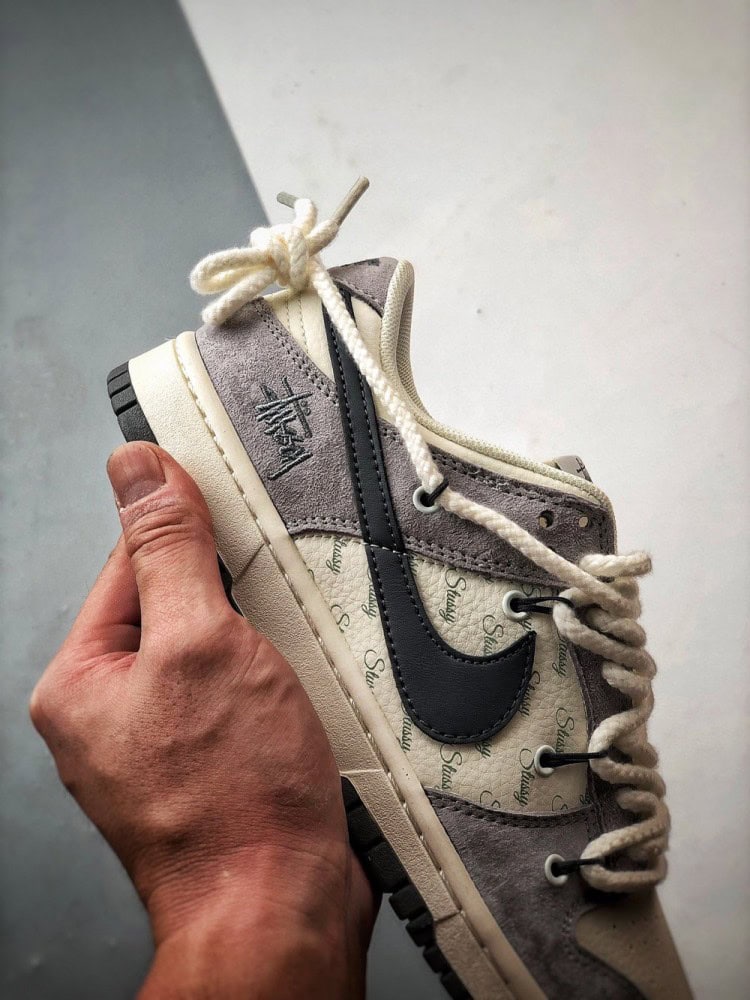 【AT3334】Nike x Stussy Dunk ナイキとステューシーのコラボレーションスニーカー - 黒と灰色のトレンディなデザイン、Nike Dunk Low Retro ステューシー ミッドナイトグレー 解体デザインストラップ ローカットカジュアルスポーツシューズ。