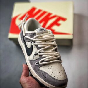 【AT3334】Nike x Stussy Dunk ナイキとステューシーのコラボレーションスニーカー - 黒と灰色のトレンディなデザイン、Nike Dunk Low Retro ステューシー ミッドナイトグレー 解体デザインストラップ ローカットカジュアルスポーツシューズ。