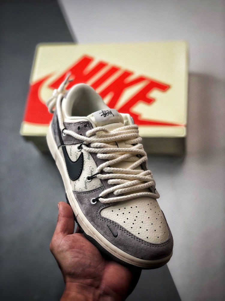 【AT3334】Nike x Stussy Dunk ナイキとステューシーのコラボレーションスニーカー - 黒と灰色のトレンディなデザイン、Nike Dunk Low Retro ステューシー ミッドナイトグレー 解体デザインストラップ ローカットカジュアルスポーツシューズ。