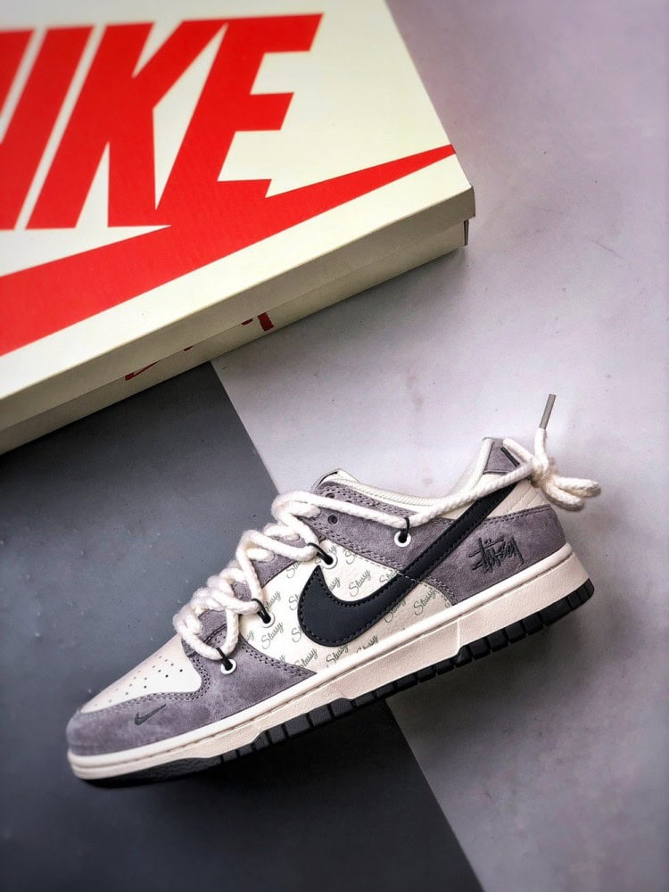 【AT3334】Nike x Stussy Dunk ナイキとステューシーのコラボレーションスニーカー - 黒と灰色のトレンディなデザイン、Nike Dunk Low Retro ステューシー ミッドナイトグレー 解体デザインストラップ ローカットカジュアルスポーツシューズ。
