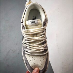 【AT3334】Nike x Stussy Dunk ナイキとステューシーのコラボレーションスニーカー - 黒と灰色のトレンディなデザイン、Nike Dunk Low Retro ステューシー ミッドナイトグレー 解体デザインストラップ ローカットカジュアルスポーツシューズ。