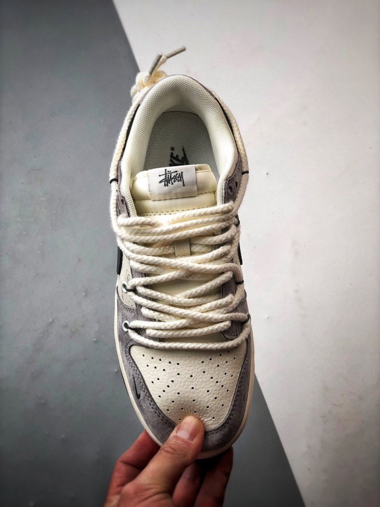 【AT3334】Nike x Stussy Dunk ナイキとステューシーのコラボレーションスニーカー - 黒と灰色のトレンディなデザイン、Nike Dunk Low Retro ステューシー ミッドナイトグレー 解体デザインストラップ ローカットカジュアルスポーツシューズ。