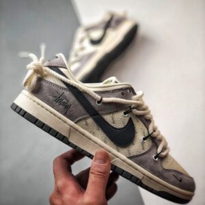【AT3334】Nike x Stussy Dunk ナイキとステューシーのコラボレーションスニーカー - 黒と灰色のトレンディなデザイン、Nike Dunk Low Retro ステューシー ミッドナイトグレー 解体デザインストラップ ローカットカジュアルスポーツシューズ。