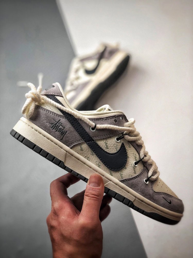 【AT3334】Nike x Stussy Dunk ナイキとステューシーのコラボレーションスニーカー - 黒と灰色のトレンディなデザイン、Nike Dunk Low Retro ステューシー ミッドナイトグレー 解体デザインストラップ ローカットカジュアルスポーツシューズ。