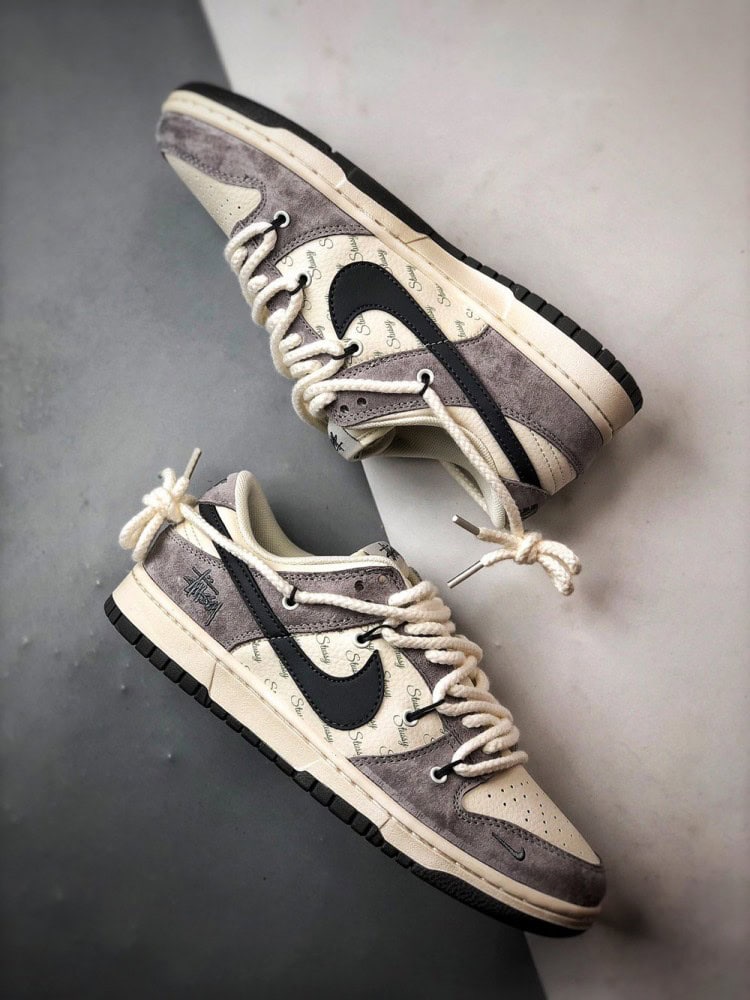 【AT3334】Nike x Stussy Dunk ナイキとステューシーのコラボレーションスニーカー - 黒と灰色のトレンディなデザイン、Nike Dunk Low Retro ステューシー ミッドナイトグレー 解体デザインストラップ ローカットカジュアルスポーツシューズ。