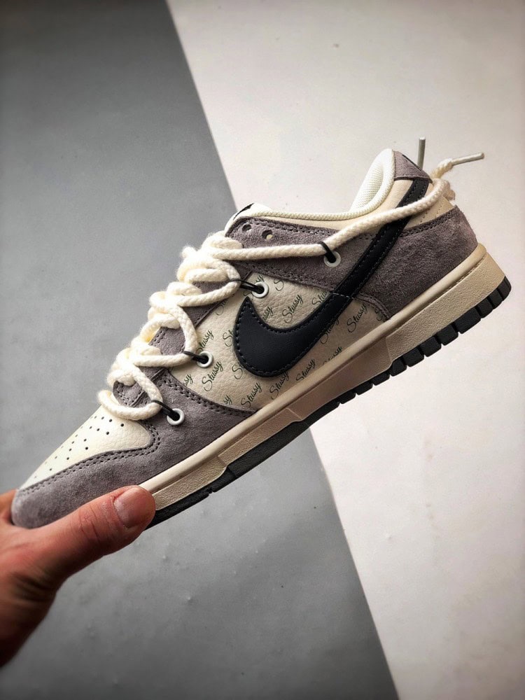 【AT3334】Nike x Stussy Dunk ナイキとステューシーのコラボレーションスニーカー - 黒と灰色のトレンディなデザイン、Nike Dunk Low Retro ステューシー ミッドナイトグレー 解体デザインストラップ ローカットカジュアルスポーツシューズ。