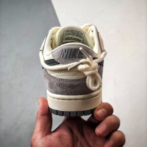 【AT3334】Nike x Stussy Dunk ナイキとステューシーのコラボレーションスニーカー - 黒と灰色のトレンディなデザイン、Nike Dunk Low Retro ステューシー ミッドナイトグレー 解体デザインストラップ ローカットカジュアルスポーツシューズ。