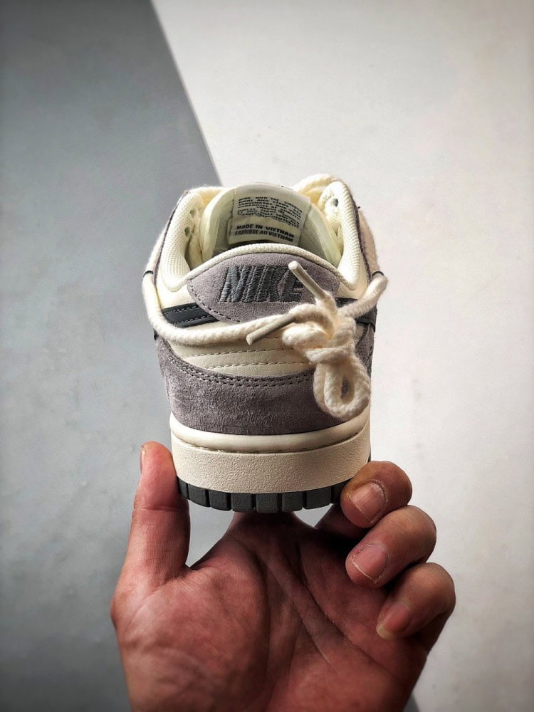 【AT3334】Nike x Stussy Dunk ナイキとステューシーのコラボレーションスニーカー - 黒と灰色のトレンディなデザイン、Nike Dunk Low Retro ステューシー ミッドナイトグレー 解体デザインストラップ ローカットカジュアルスポーツシューズ。
