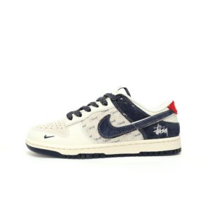 【AT3335】Stussy x Nike Dunkコラボフットウェア、Nike Dunk Low Retro。スエードグレーとブルーの低カットスニーカー。