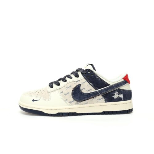 【AT3335】Stussy x Nike Dunkコラボフットウェア、Nike Dunk Low Retro。スエードグレーとブルーの低カットスニーカー。
