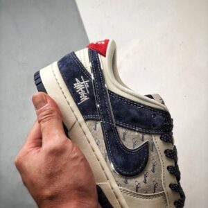 【AT3335】Stussy x Nike Dunkコラボフットウェア、Nike Dunk Low Retro。スエードグレーとブルーの低カットスニーカー。