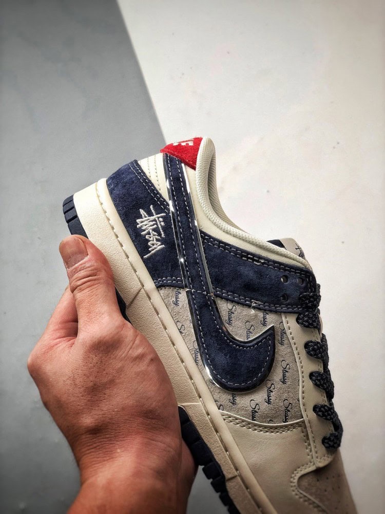 【AT3335】Stussy x Nike Dunkコラボフットウェア、Nike Dunk Low Retro。スエードグレーとブルーの低カットスニーカー。