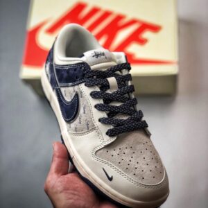 【AT3335】Stussy x Nike Dunkコラボフットウェア、Nike Dunk Low Retro。スエードグレーとブルーの低カットスニーカー。