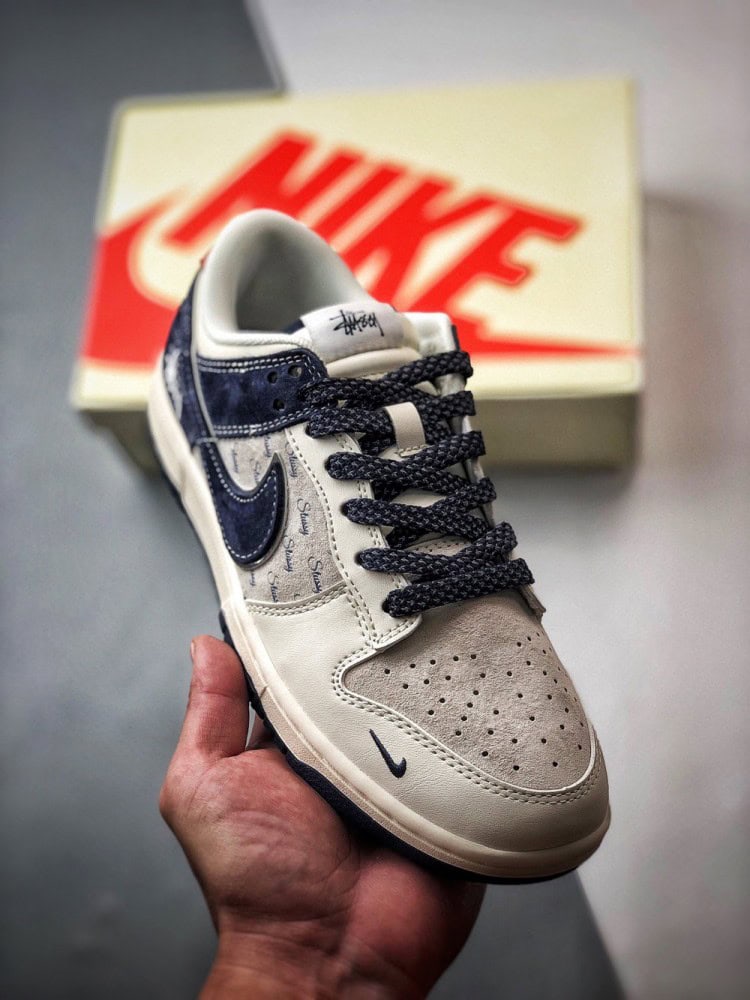 【AT3335】Stussy x Nike Dunkコラボフットウェア、Nike Dunk Low Retro。スエードグレーとブルーの低カットスニーカー。