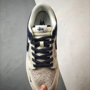 【AT3335】Stussy x Nike Dunkコラボフットウェア、Nike Dunk Low Retro。スエードグレーとブルーの低カットスニーカー。