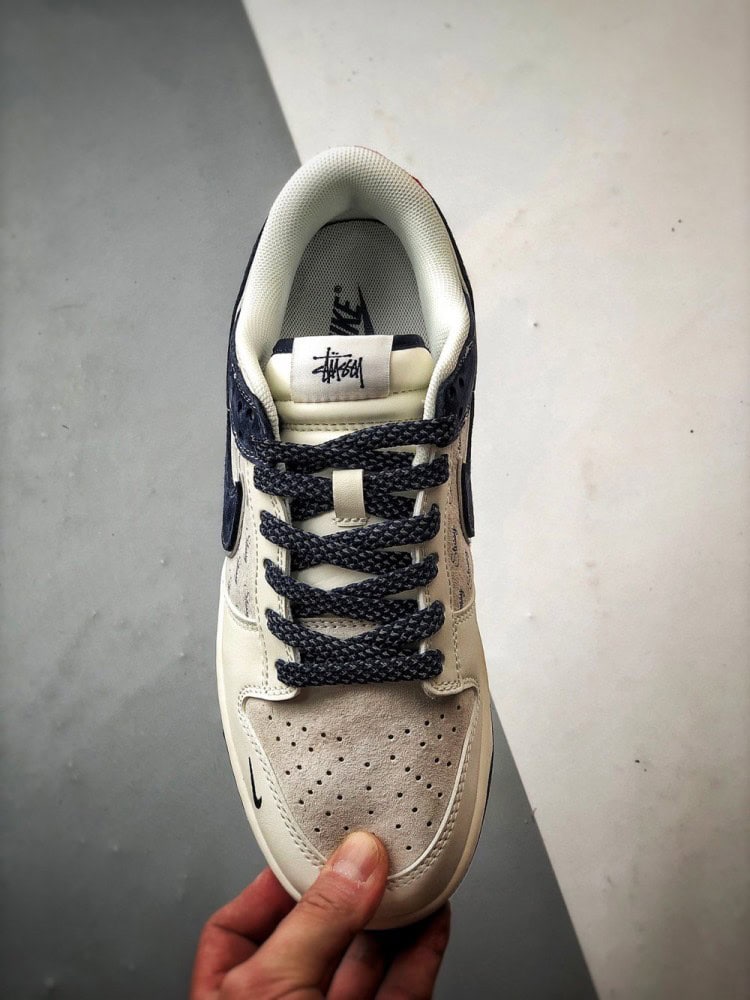 【AT3335】Stussy x Nike Dunkコラボフットウェア、Nike Dunk Low Retro。スエードグレーとブルーの低カットスニーカー。